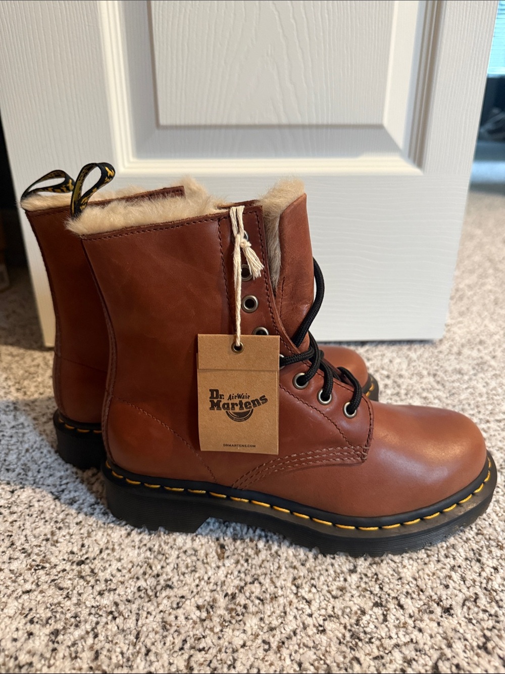 NWT. Dr. Martens 1460
SERENA WOMEN'S FAUX FUR-LINED LEATHER BOOTS